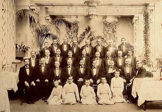 Касимовские татары, официанты ресторанов "Донон" и "Кюба", Петербург, 1900-е. Фото отсюда https://www.pinterest.ru/pin/365143482272894859/