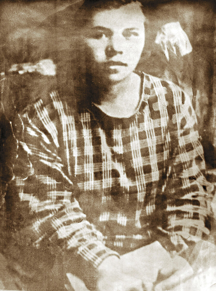 Ксения Некрасова. Фото из архива ее одноклассницы Веры Прокопьевой. Ирбит. 1929 год