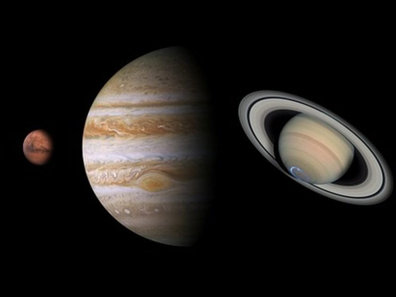 21 декабря 2020 года произойдет редкое и особенное астрологическое событие, которое мы не наблюдали сотни лет. Юпитер (Большой Благодетель) и Сатурн (Большой Вредитель) соединяются в знаке Водолея впервые почти за 400 лет.. Майя называли это великим пробуждением. По мнению астрологов это знаменует собой начало новой эры - эры Водолея.
Социальные планеты Юпитер и Сатурн и формируют соединение раз в несколько десятилетий. Это значимое космическое явление последней половины 2020 года, которое запускает серьезные перемены. Две планеты будут соединяться в воздушных знаках до 2219 года.
С 1802 года Великое соединение было практически всегда в земных знаках, что делало акцент на проблемах материального мира: вопросы землевладения, накопление богатства и превращение природных ресурсов земли в товар.