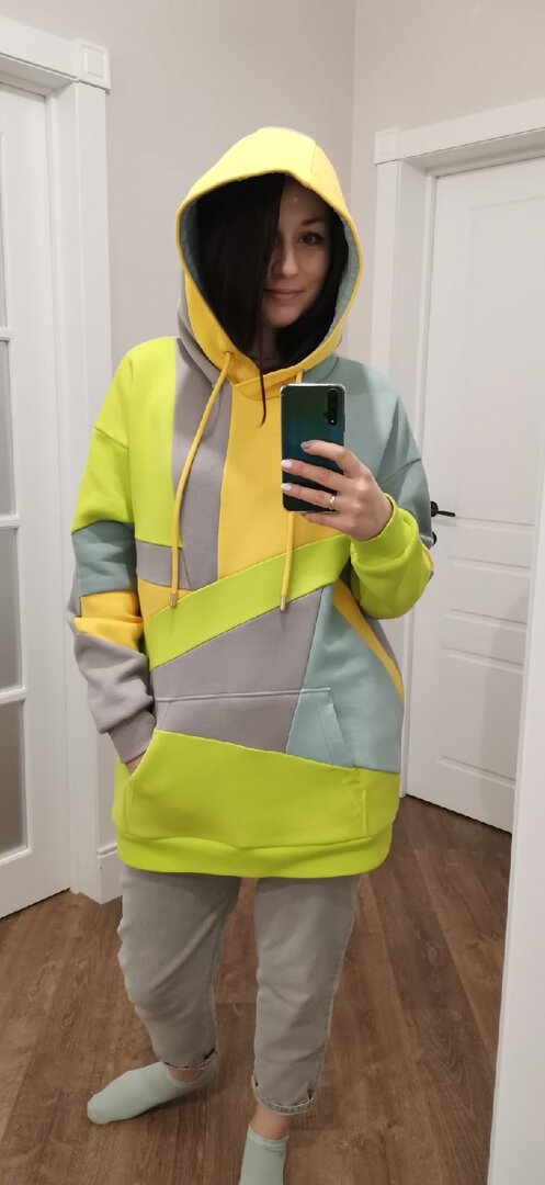 Худи работы Анастасии Соколовой. Взято с сайта vk.com/nadin_tkani из ленты.