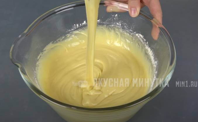 1. Готовим тесто для вафельных трубочек в электровафельнице. В миску разбиваем яйца, венчиком смешиваем, дальше сахар и ванилин, опять мешаем, вливаем растопленное сливочное масло. Вмешиваем потихоньку муку, постоянно перемешивая наше тесто до однородности.