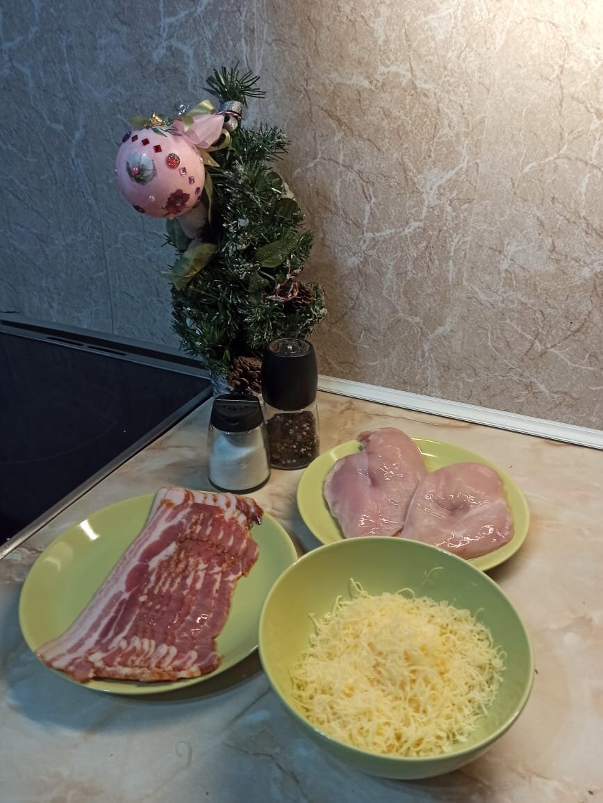 Бекончик, сырочик , филейчик. 