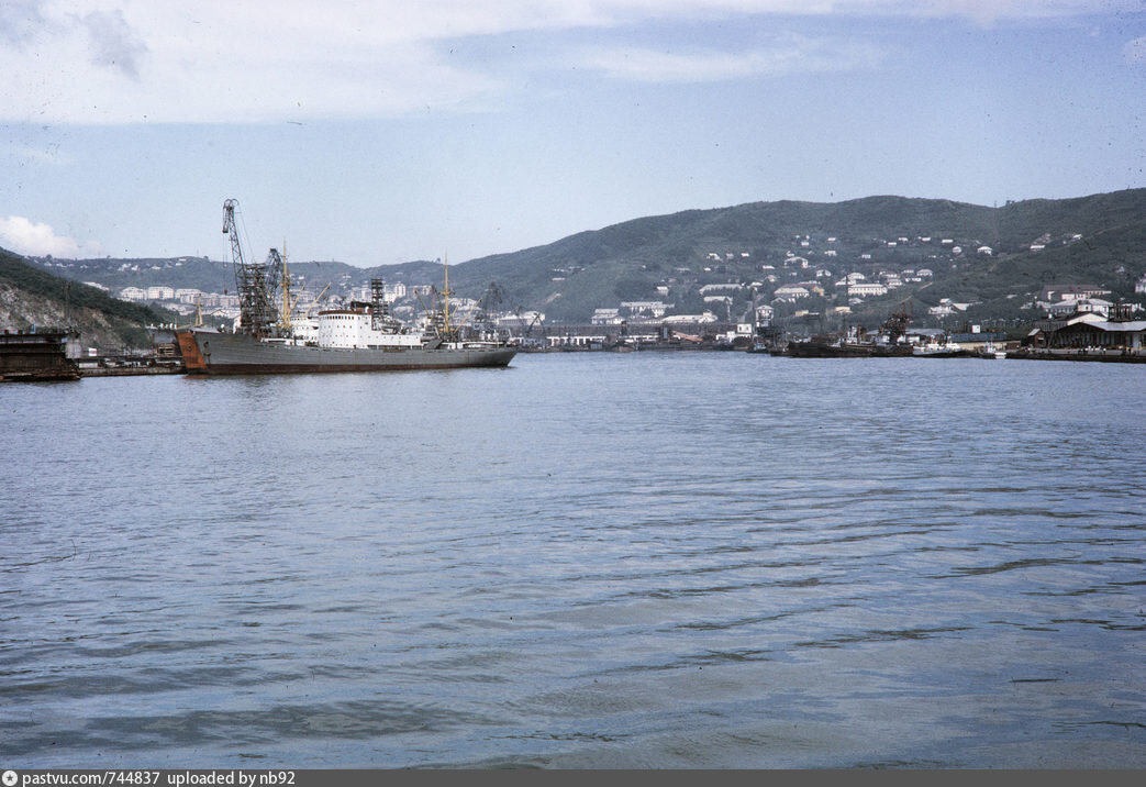 Находка. Порт. 1964 , Россия, Приморский край. Автор: Harrison Forman. Источник:http://collections.lib.uwm.edu/digital/collection/agsphoto/id/33175. Фото с сайта: https://pastvu.com/p/744837