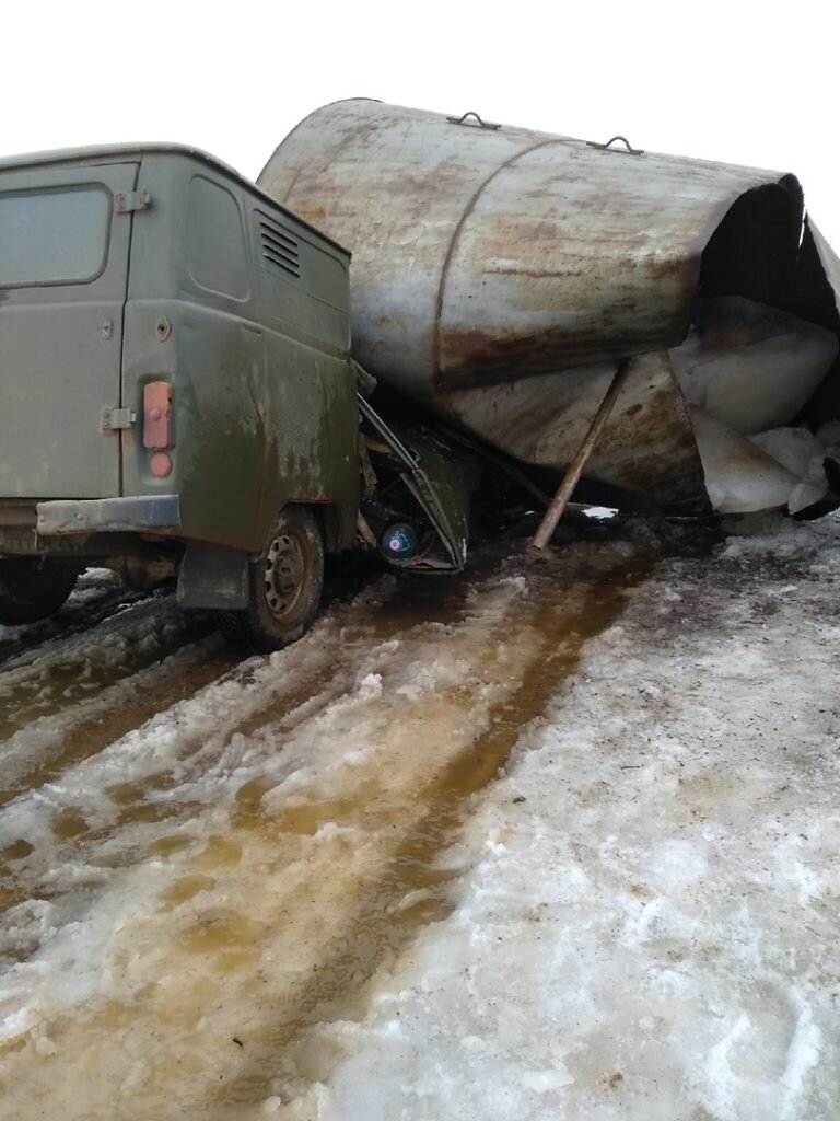 Водонапорная башня упала на наш УАЗик...
