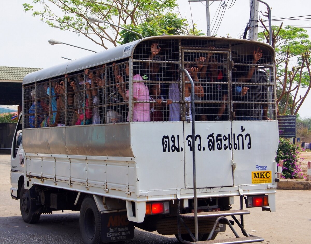 Столкновение поезда с автобусом. Столкновение поезда с автобусом. Переезд автобуса. Тепловозы украины. Столкновение поезда с автобусом.