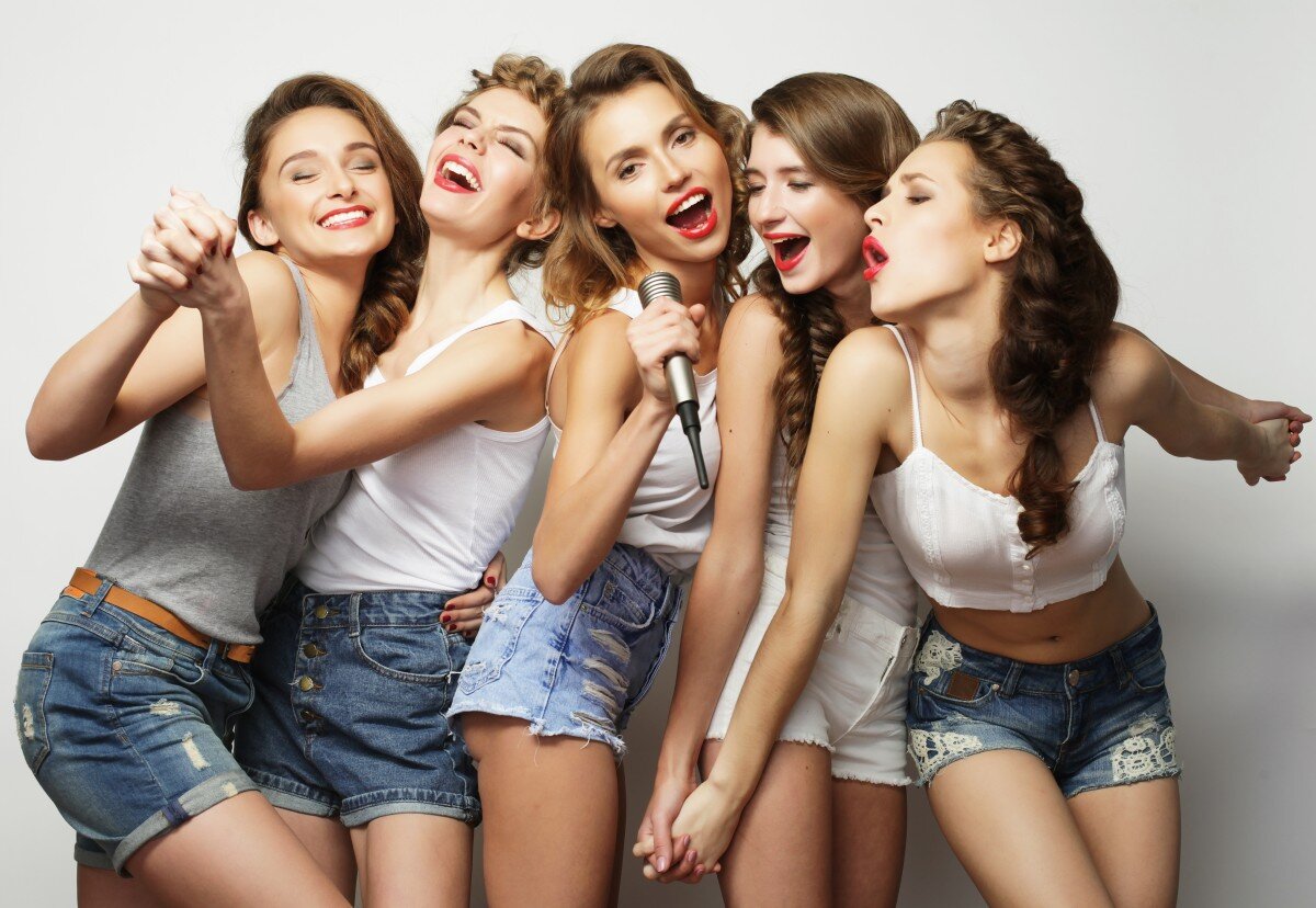 Шоу молодых девушек. Girl Sing. 4 Девки сидят в клубе