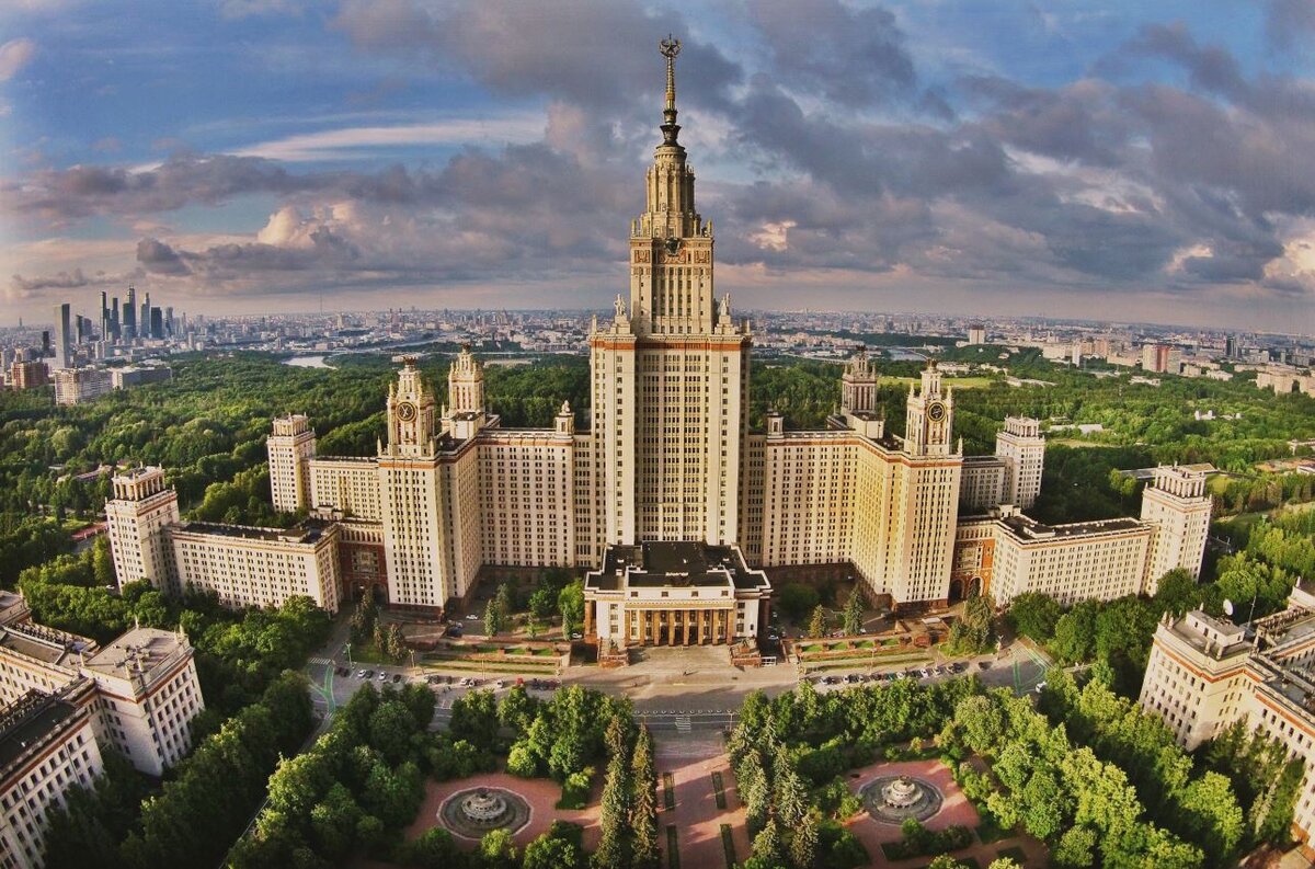 Общий вид главного здания. Зона Б, общежитие мехмата - в правом высоком крыле с башенками. Автор: I.s.kopytov - собственная работа, CC BY-SA 4.0, https://commons.wikimedia.org/w/index.php?curid=43020846 