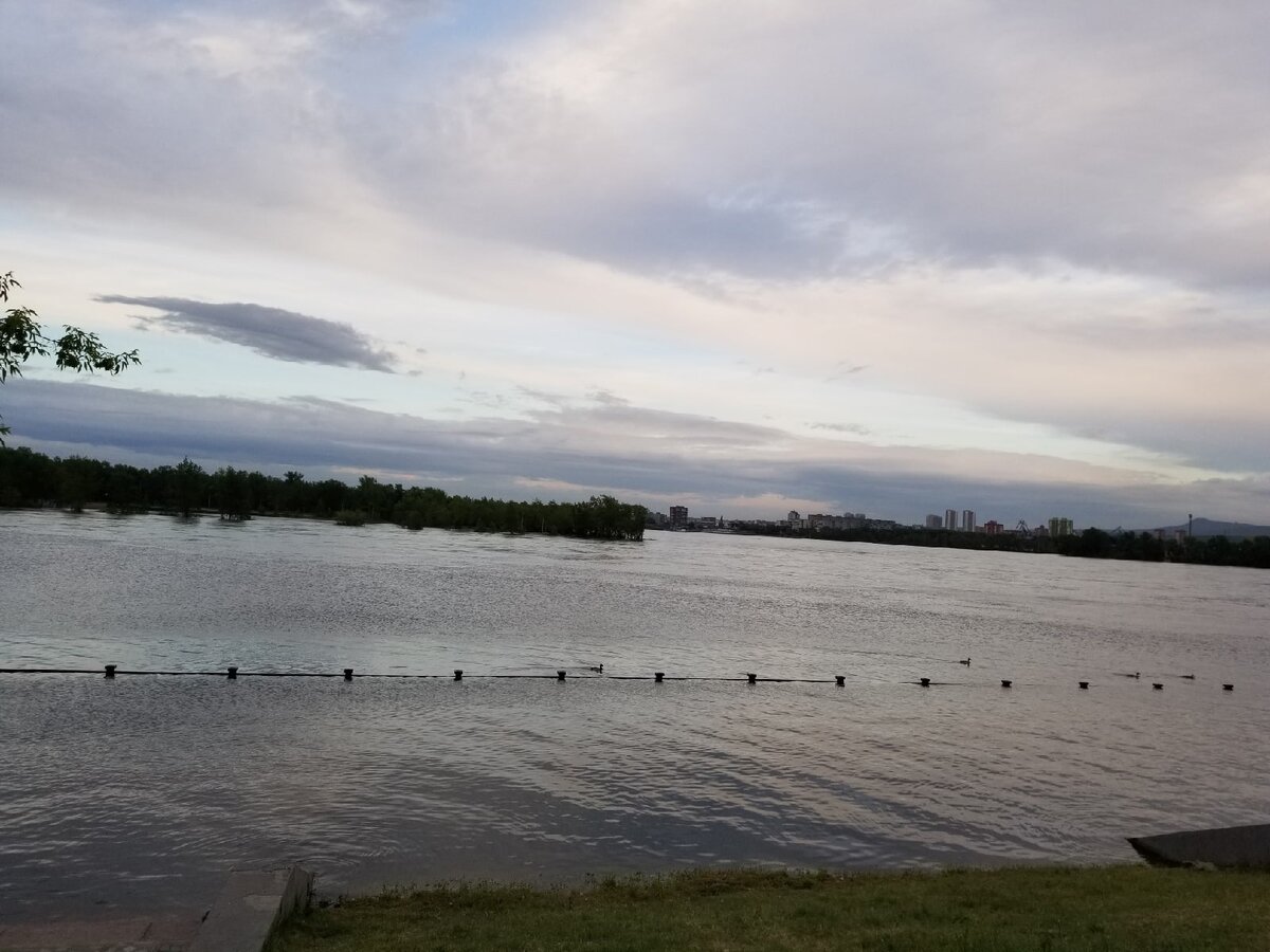 Всё ещё затопленная набережная