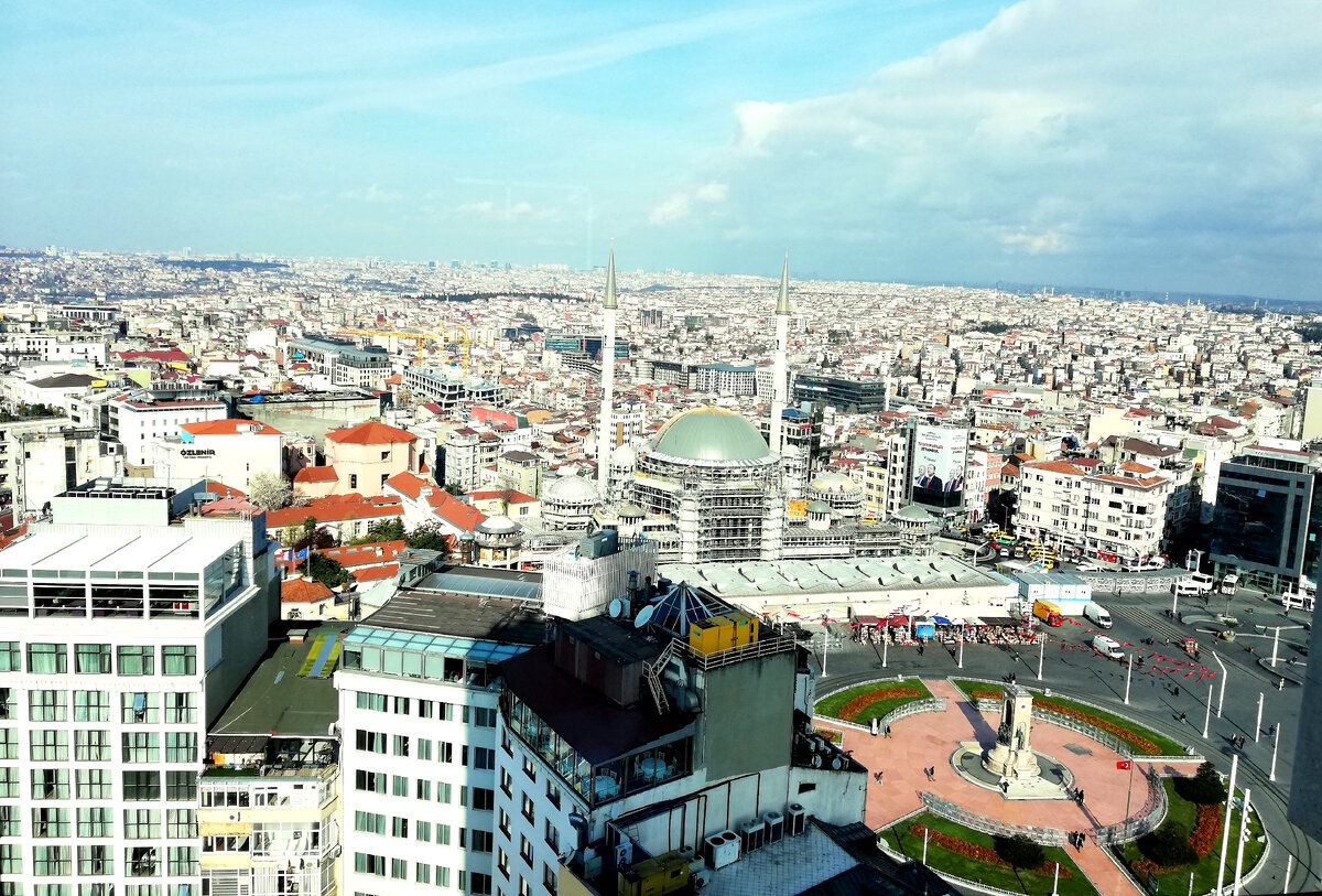 Мечеть на площади Таксим в Стамбуле. Открыта Эрдоганом в марте 2021 г. Здесь она еще в процессе строительства.