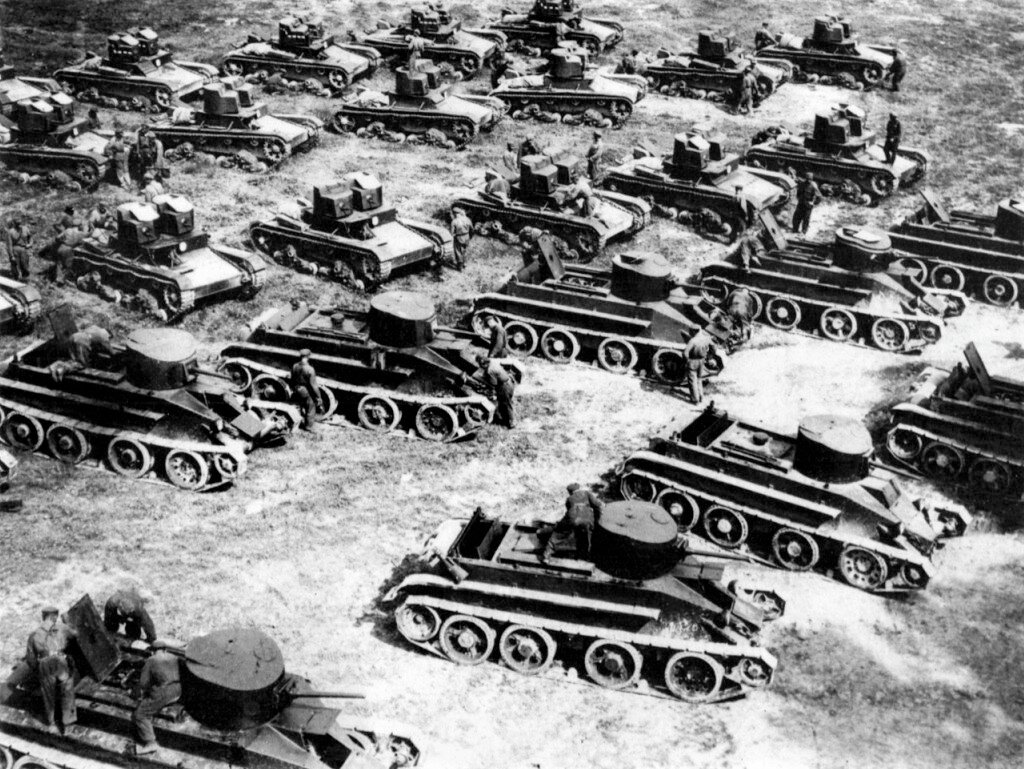 Советские лёгкие танки БТ-2 и двухбашенные Т-26, вооружённые пулемётами. К началу Великой Отечественной войны обе модификации морально и технически устарели, но продолжали повсеместно состоять на вооружении механизированных корпусов и танковых дивизий РККА.