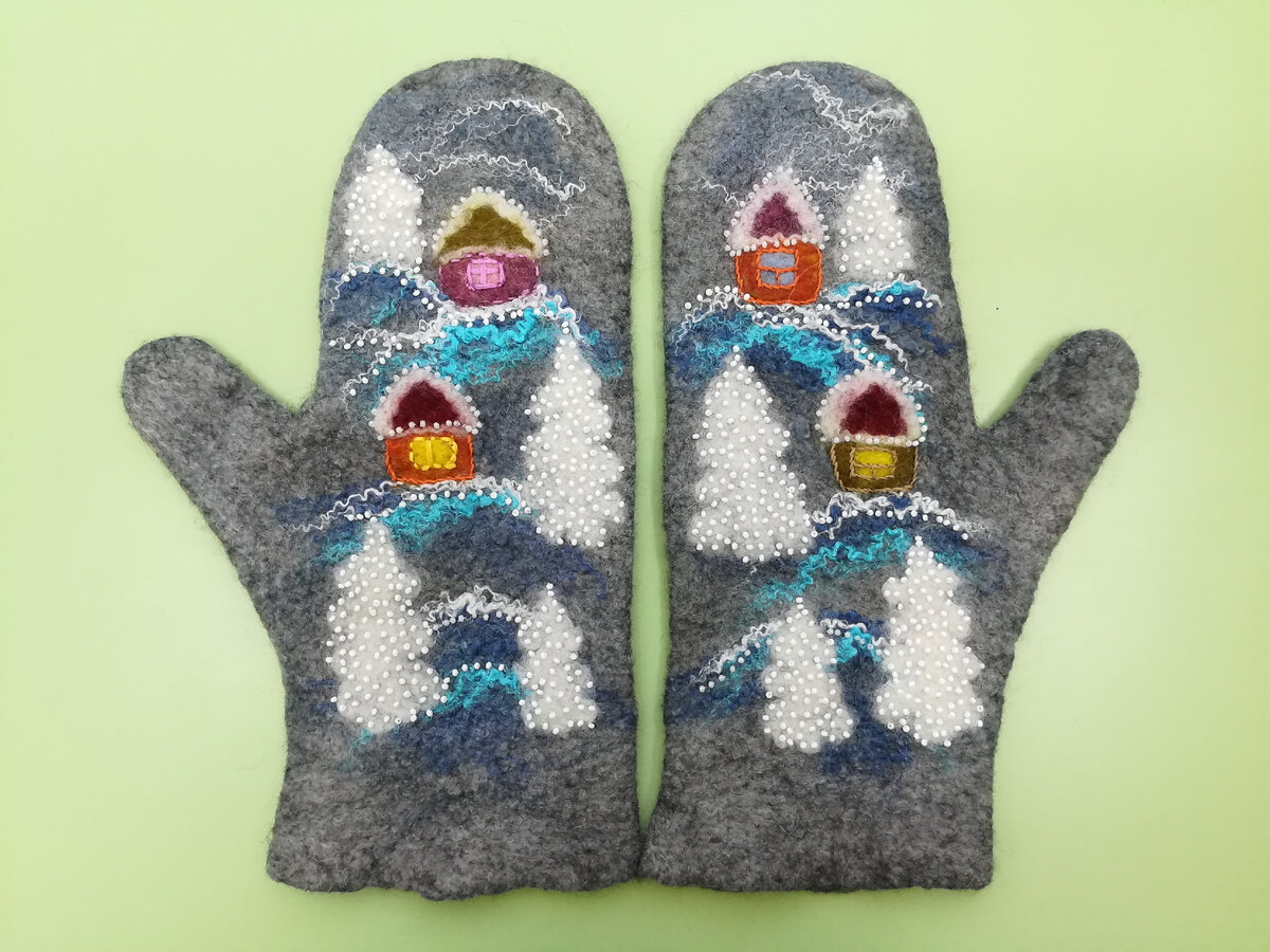 Мои валяные варежки "Зимние домики в лесу"
