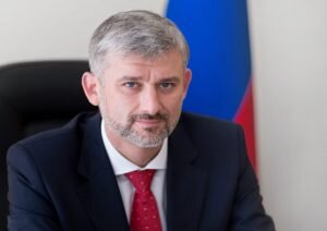 В ходе выступления глава ГТЛК Евгений Дитрих представил свой вариант решения транспортных издержек на Дальнем востоке страны. «Рецепт снижения транспортных издержек состоит их трех компонентов – это инфраструктура, технологии и четкие правила. ГТЛК участвует в реализации проекта по строительству морского порта «Лавна» в Мурманске и готова к сотрудничеству по развитию других инфраструктурных проектов. Большие перспективы компания видит в разработке альтернативных способов доставки грузов, в том числе через Северный морской путь. ГТЛК активно работает с партнерами, у нас широкий набор возможностей. Мы готовы помочь как в оптимизации логистических системы, так и в поставках конкретной техники и инвестициях в инфраструктуру. Продвинутые технологии способны существенно снизить издержки компаний. Единая база транспортных накладных со всей необходимой информацией позволит улучшить логистику движения на всей территории России. Это решение не только приведет к уменьшению количества «серых схем», но и к формированию транспортно-экономического баланса, когда можно отслеживать и оптимизировать логистику в кратчайшие сроки. А главное, позволит грузоотправителям самим выбирать наиболее подходящие для них маршруты и средства перевозки, будь то железнодорожный, водный или автомобильный транспорт».