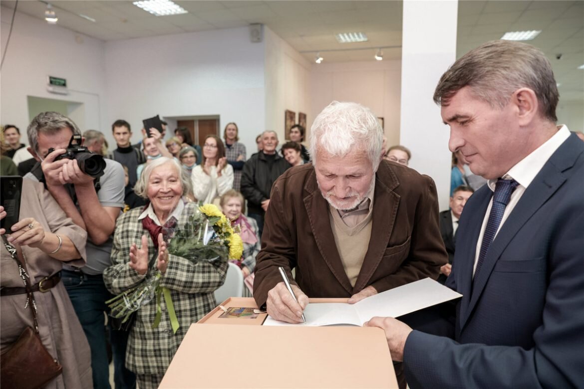 Вот уже почти 60 лет во всех делах рядом с художником его супруга, Лидия Михайловна. И на раздаче автографов она тоже рядом.