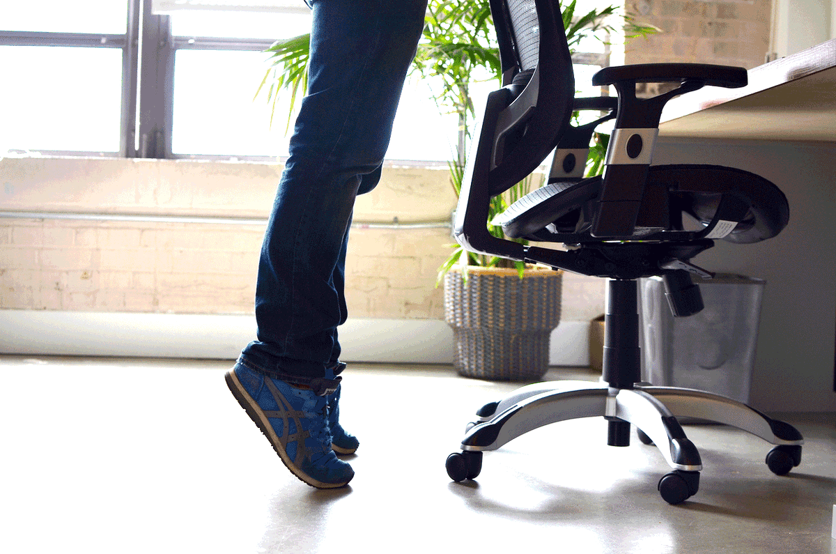 ⠀⠀Встань за своим креслом, сделай упор на его спинку. Поднимись на носки и медленно верни пятки обратно. Упражнение влияет на икроножные мышцы ног. Сделай 3 подхода по 10 повторений.