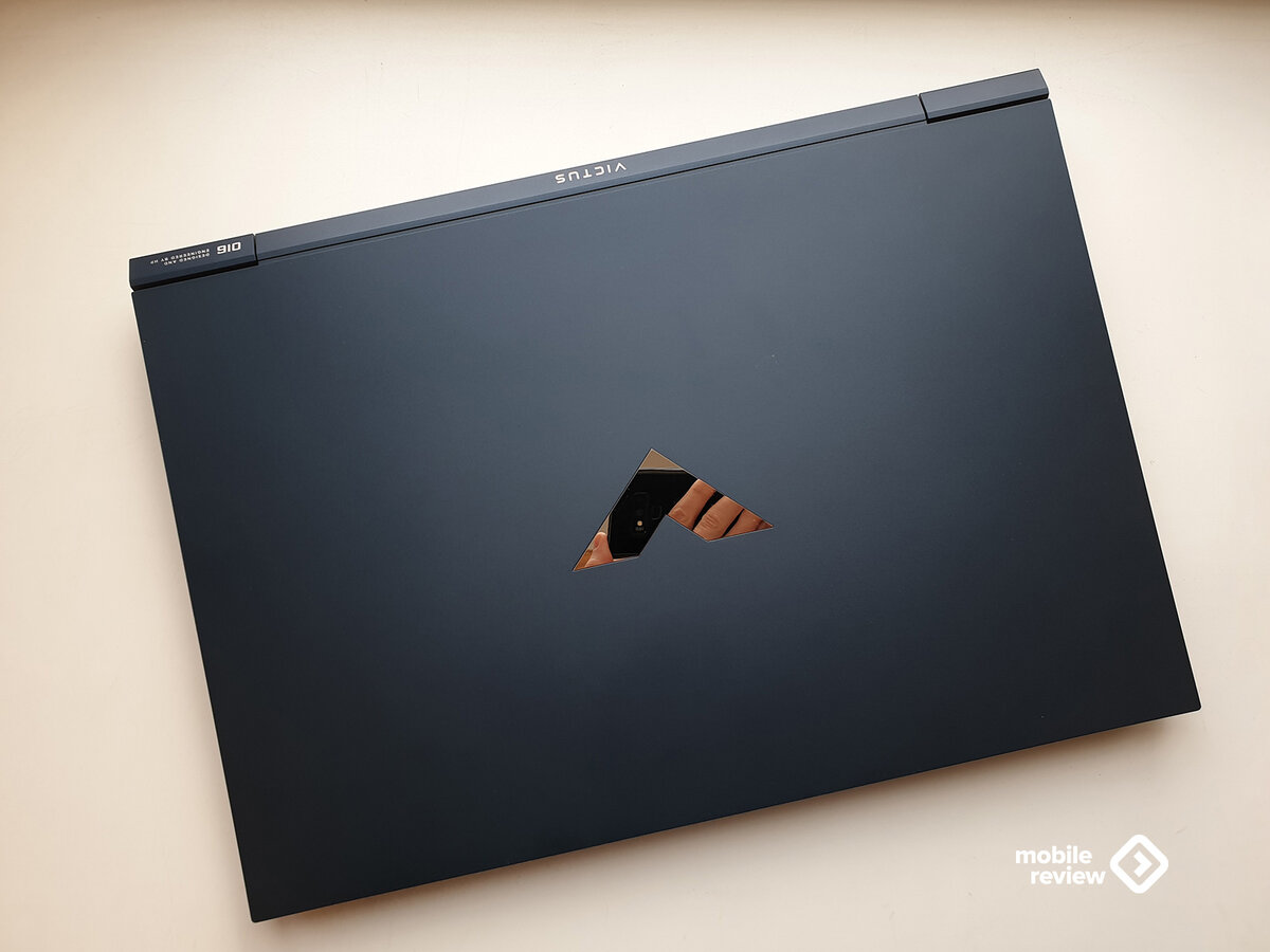 Простая синяя матовая крышка. Истинный цвет заметен только при хорошем освещении. В остальных случаях ноутбук кажется скорее серым.