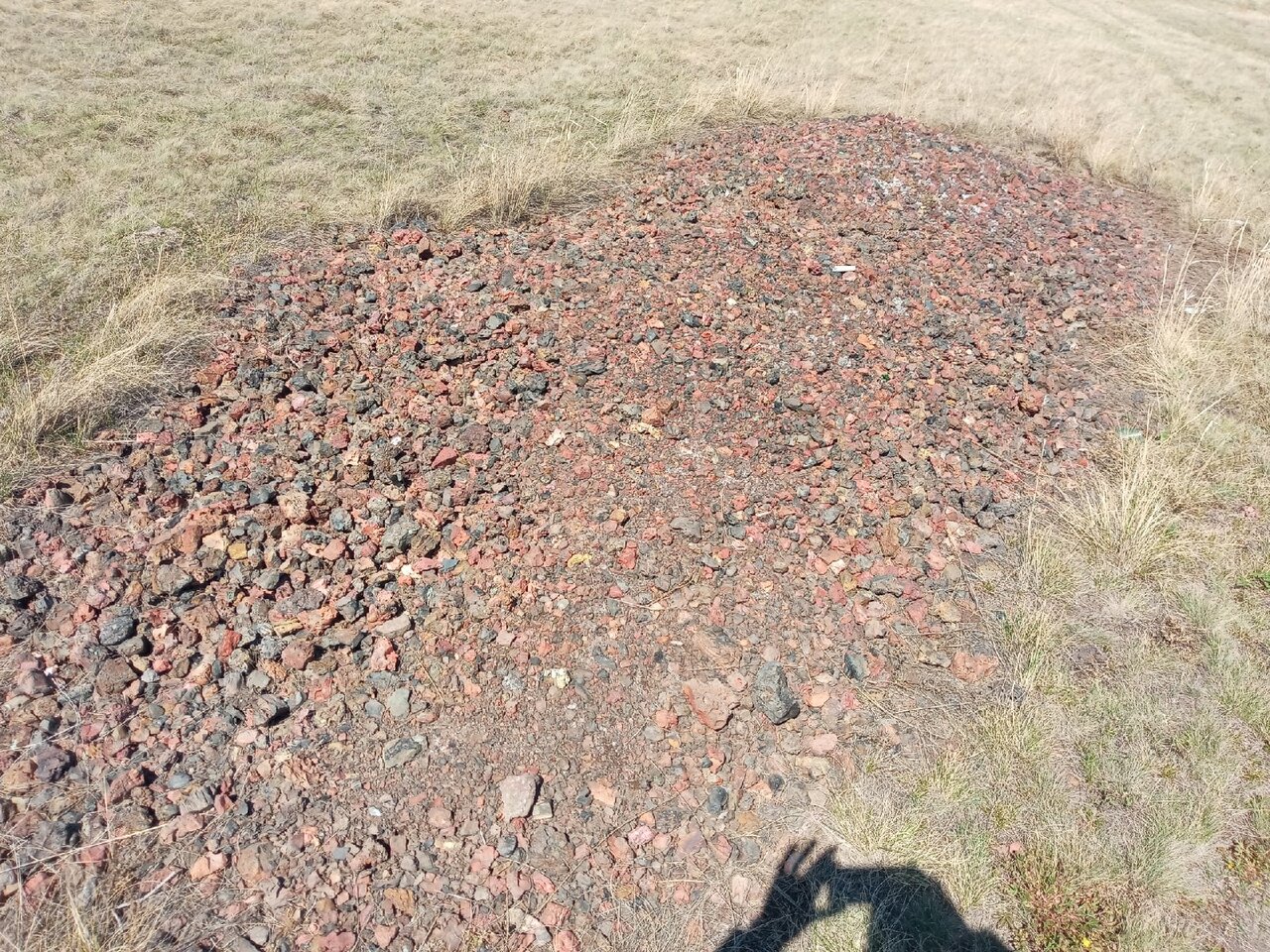 Каменоломня и металлургический шлак около одного из холмов на Алтае 