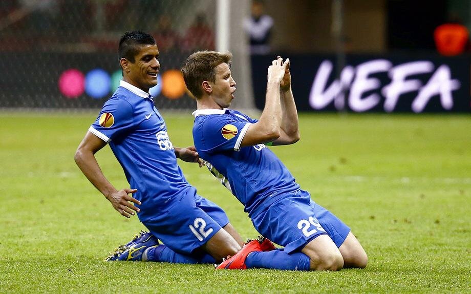 Футболисты Днепра празднуют гол в ворота Севильи, в финале Лиги Европы