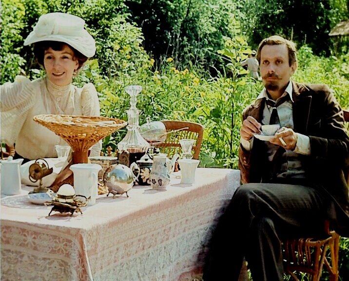 "А свистит-то! Свистит, точно мужик! Извольте продолжать, а не то я буду считать вас проигравшей" . Вдова-генеральша Войницева  - Антонина Шуранова. Доктор Трилецкий - Никита Михалков