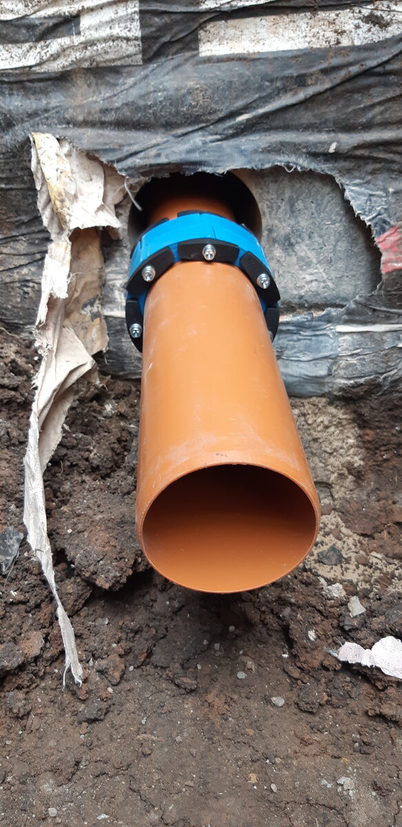 Задвигаем уплотнитель в отверстие 