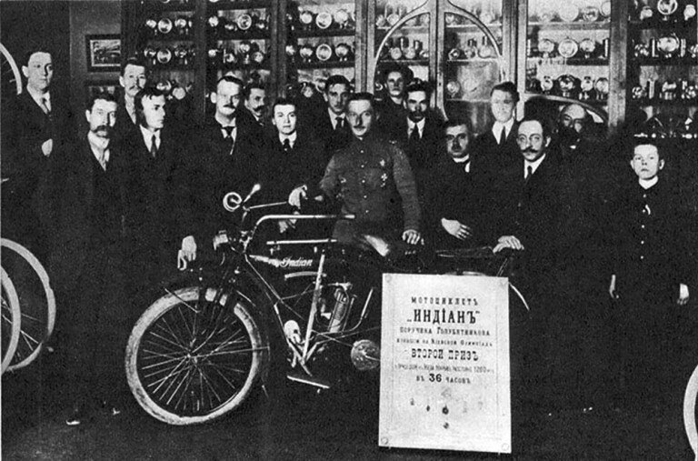 1912 год . Поручик Голубятенков с мотоциклом Индиан, на котором он занял второе место в пробеге на 1200 км. Источник : http://carretro.ru/?p=4403 