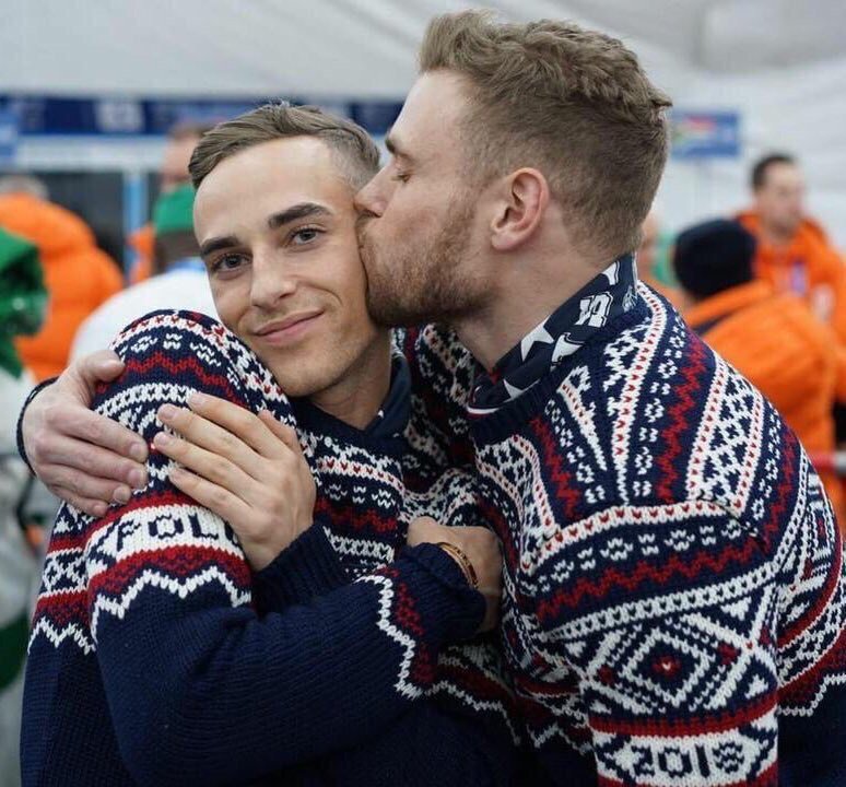 А вот и Адам Риппон со своим возлюбленным.  Негативное отношение России к подобным проявлениям демократии "вызывает обеспокоенность" запада.