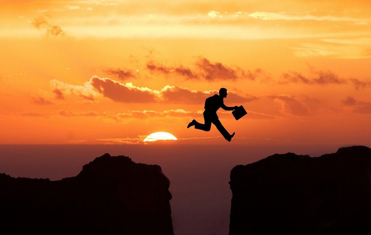 Источник: https://pixabay.com/photos/jump-cliff-sunset-businessman-5266634/