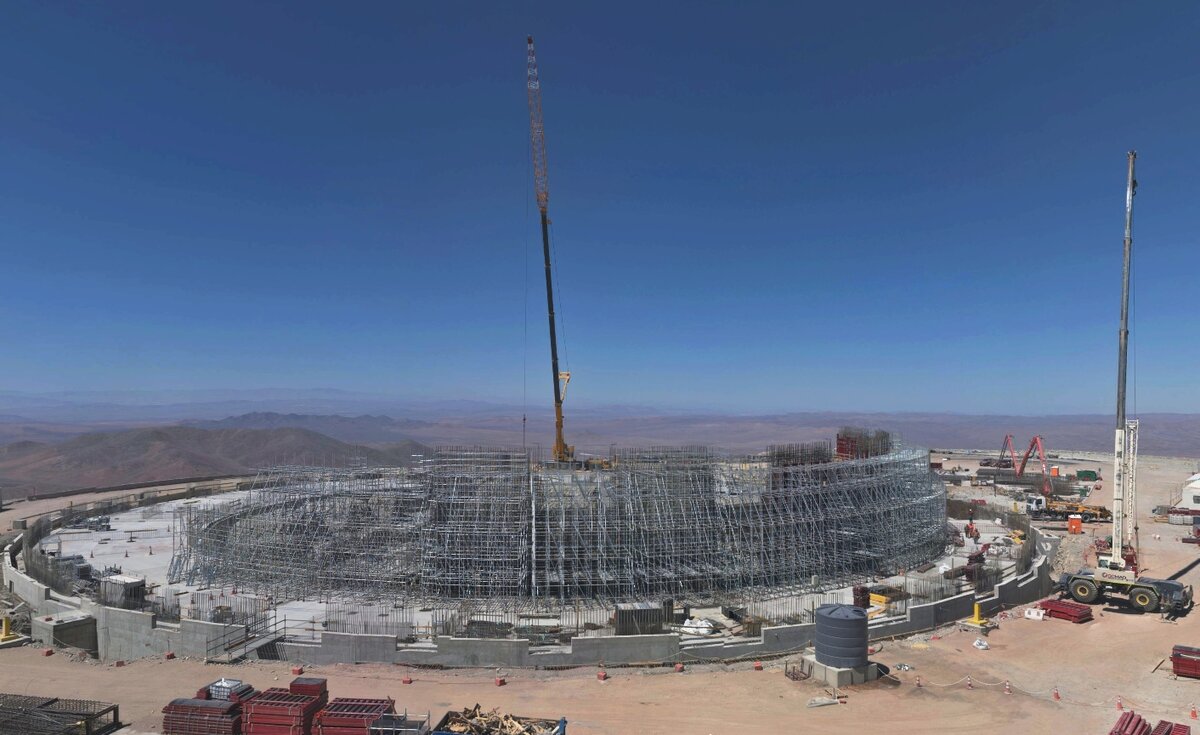  Процесс строительства телескопа 30 марта 2022 года, кадр из онлайн трансляции ESO