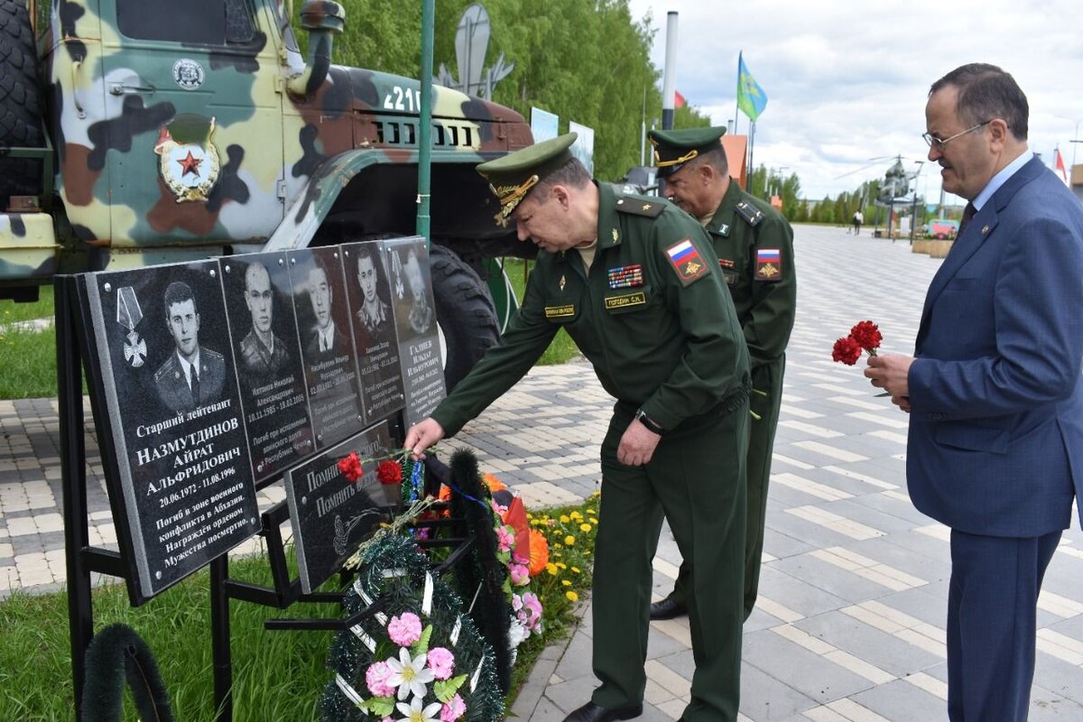 Сергей Николаевич иң беренче эш итеп район башлыгы Рамил Нотфуллин һәм район хәрби комиссары Васыйл Вәлиев белән Украинада махсус операция вакытында һәлак булган Илдар Галиевка Батырлар аллеясы паркында куелган мемориаль тактага чәчкәләр салды. 