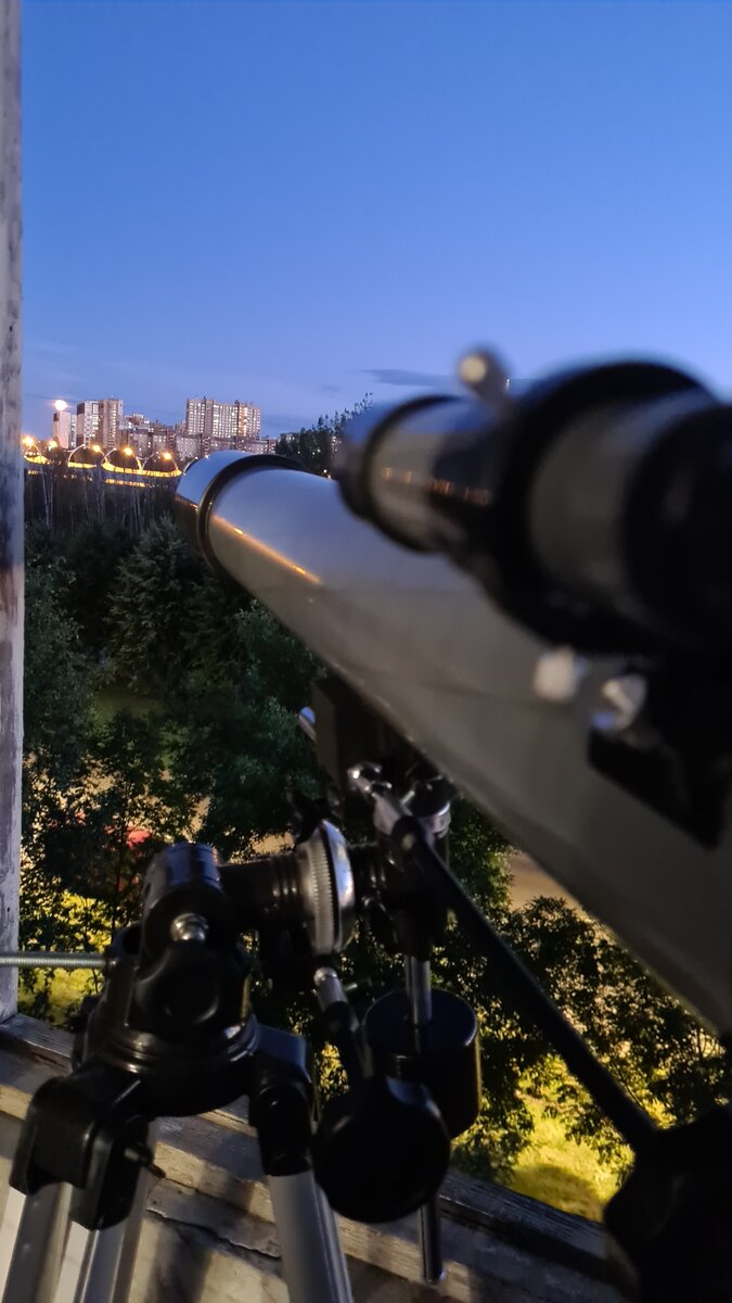 фото с балкона, Растущая Луна заходит за дом