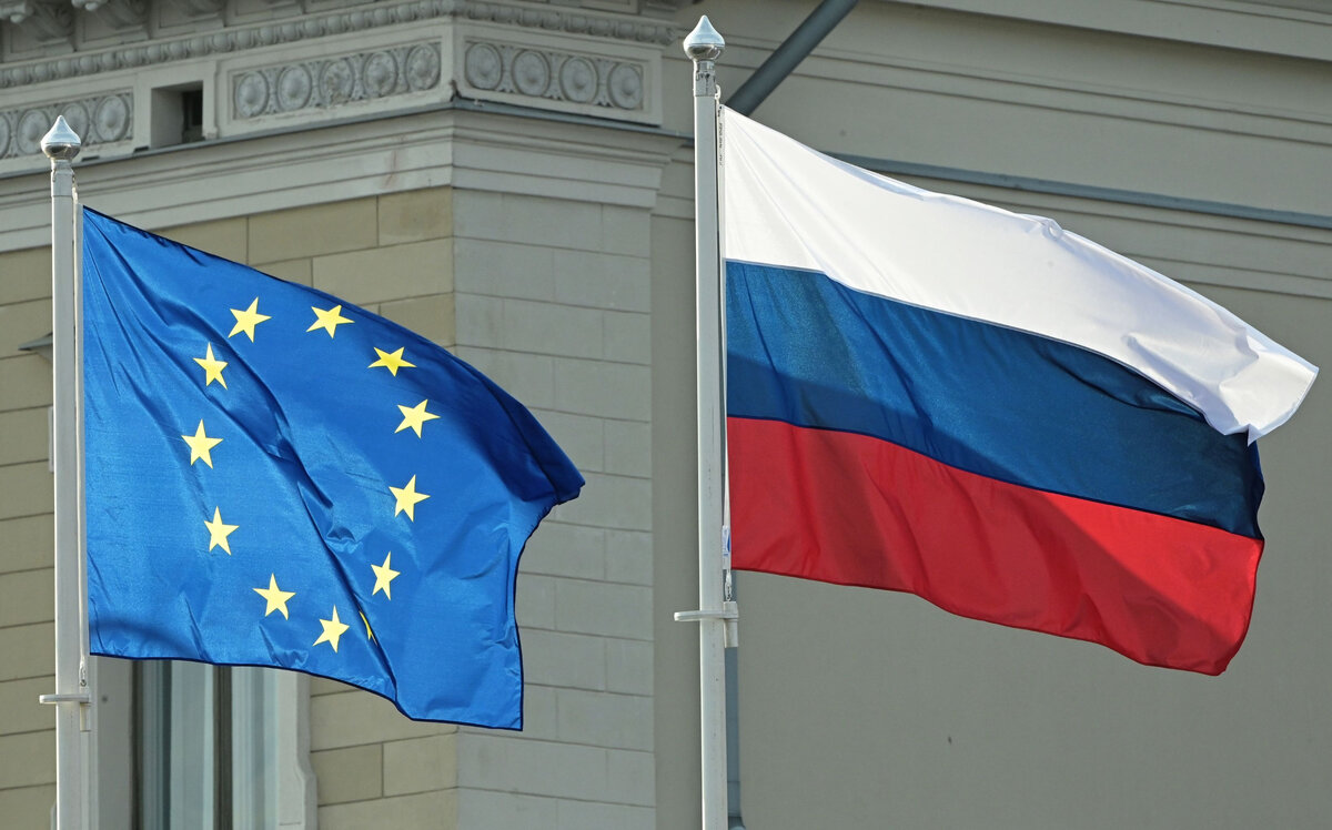 Флаги России и Евросоюза // Sputnik / Сергей Гунеев