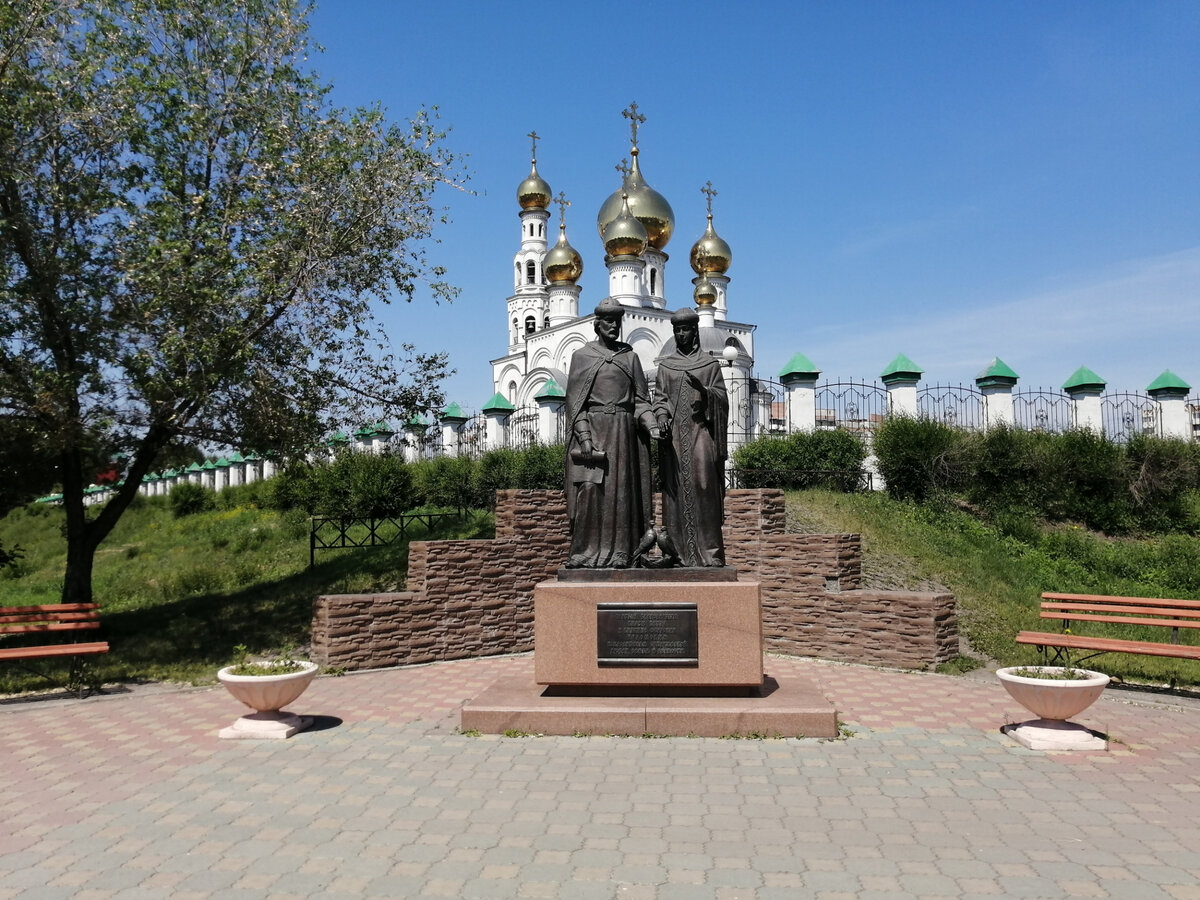 Памятник Петру и Февронии в Абакане