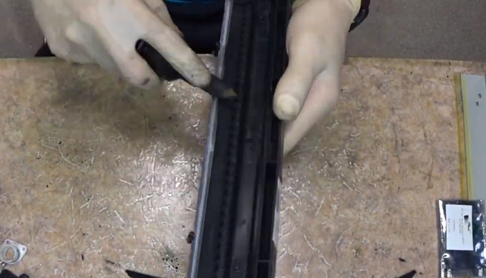 Фото 40. Очищаем токопроводящую втулку