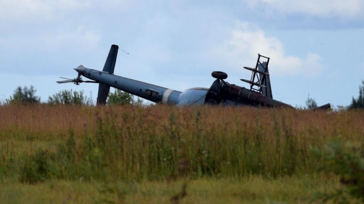    Вертолет Ми-8, совершивший жесткую посадку во время учебно-тренировочного полета под Гатчиной© РИА Новости / Александр Гальперин