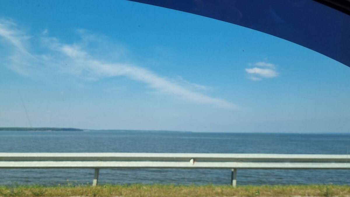 Фото не очень по качеству - фоткал пассажир на ходу. Жалко, что остановиться и поглазеть на водичку негде. Но красивое ведь!