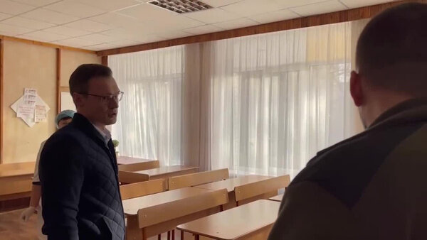 Кириенко и Пушилин посетили школу, где проводится диспансеризация. Видео © Telegram / Денис Пушилин