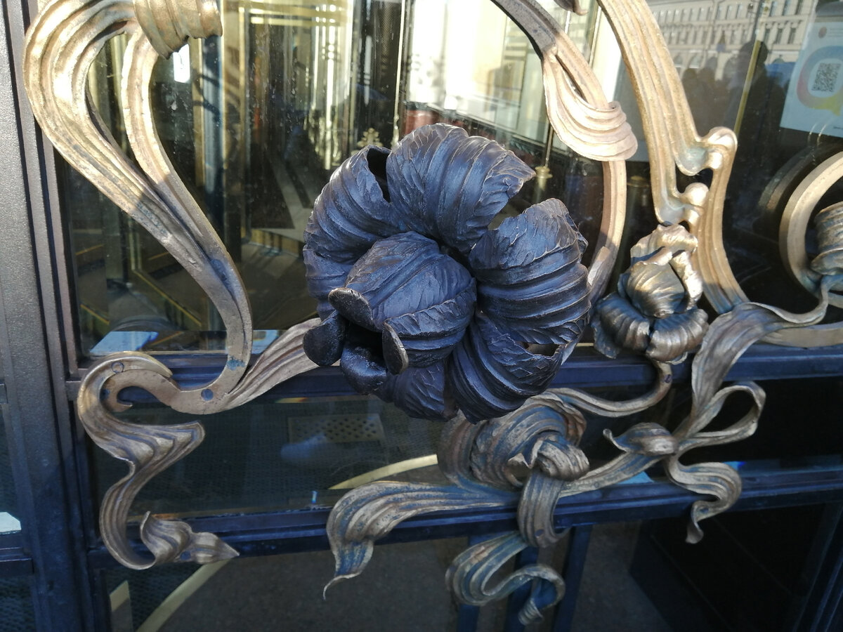 Изысканный кованый декор на дверях. 