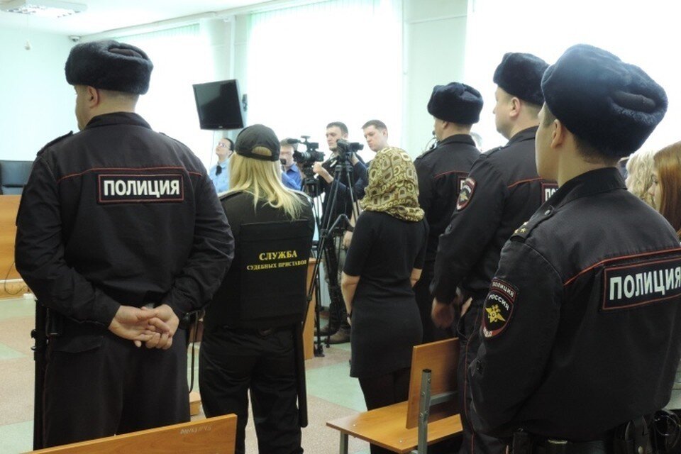     В 2018 году суд приговорил банду сутенеров на срок от 3,5 до 6 лет. Женщина в платочке - одна из подсудимых Нэлли Шиляева Вероника РАНГУЛОВА