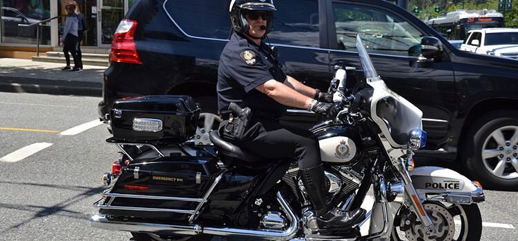 Работа в полиции считается очень почетной не оплачивается неплохо, но увидеть там начальников полиции, которые имеют баснословные богатства, нажитые коррупционным путем, и при этом не скрывают это, просто нереально