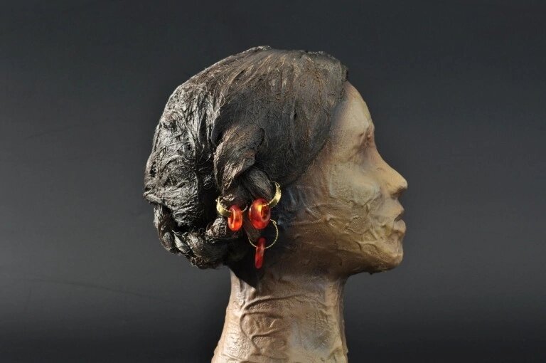 Реконструкция возможного способа ношения колец, найденных в могиле.