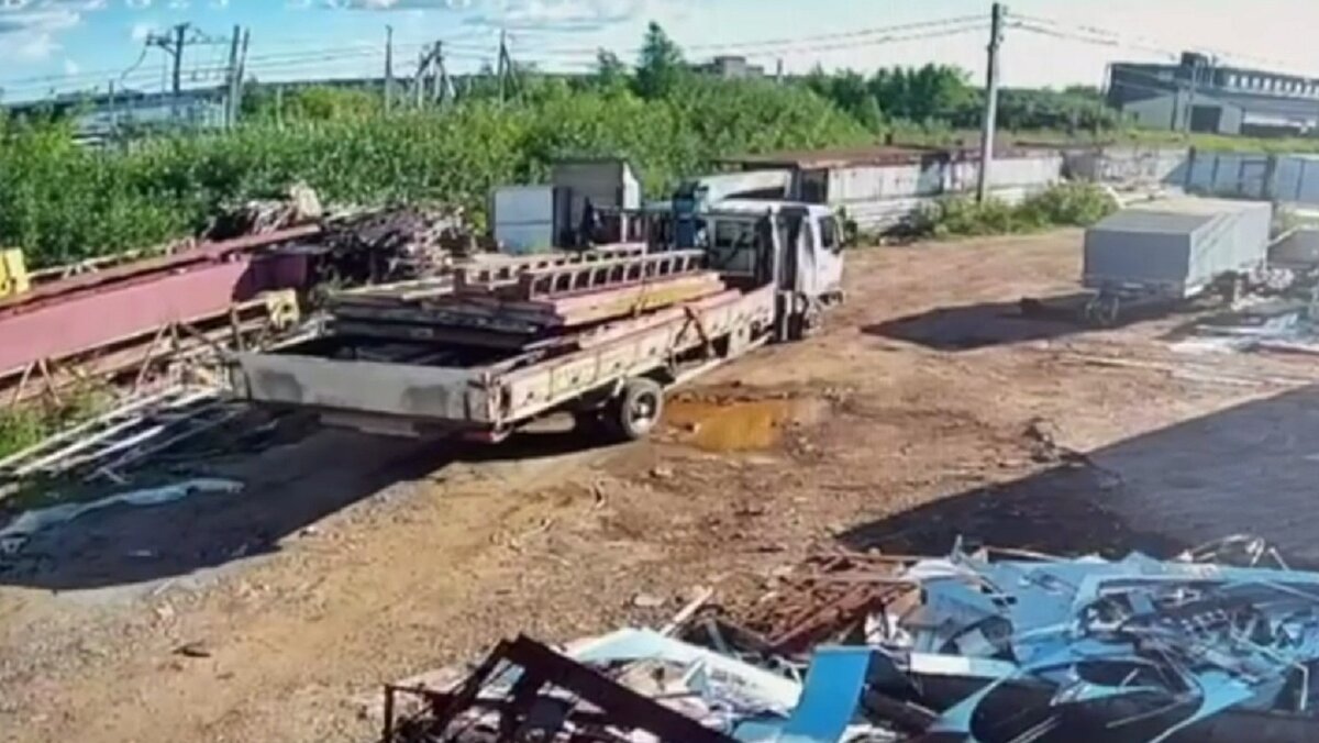     Безработного 40-летнего жителя Ижевска подозревают в краже 17 щитовых опалубок со склада строительного предприятия. Для этого он от души угостил сторожа склада спиртным.