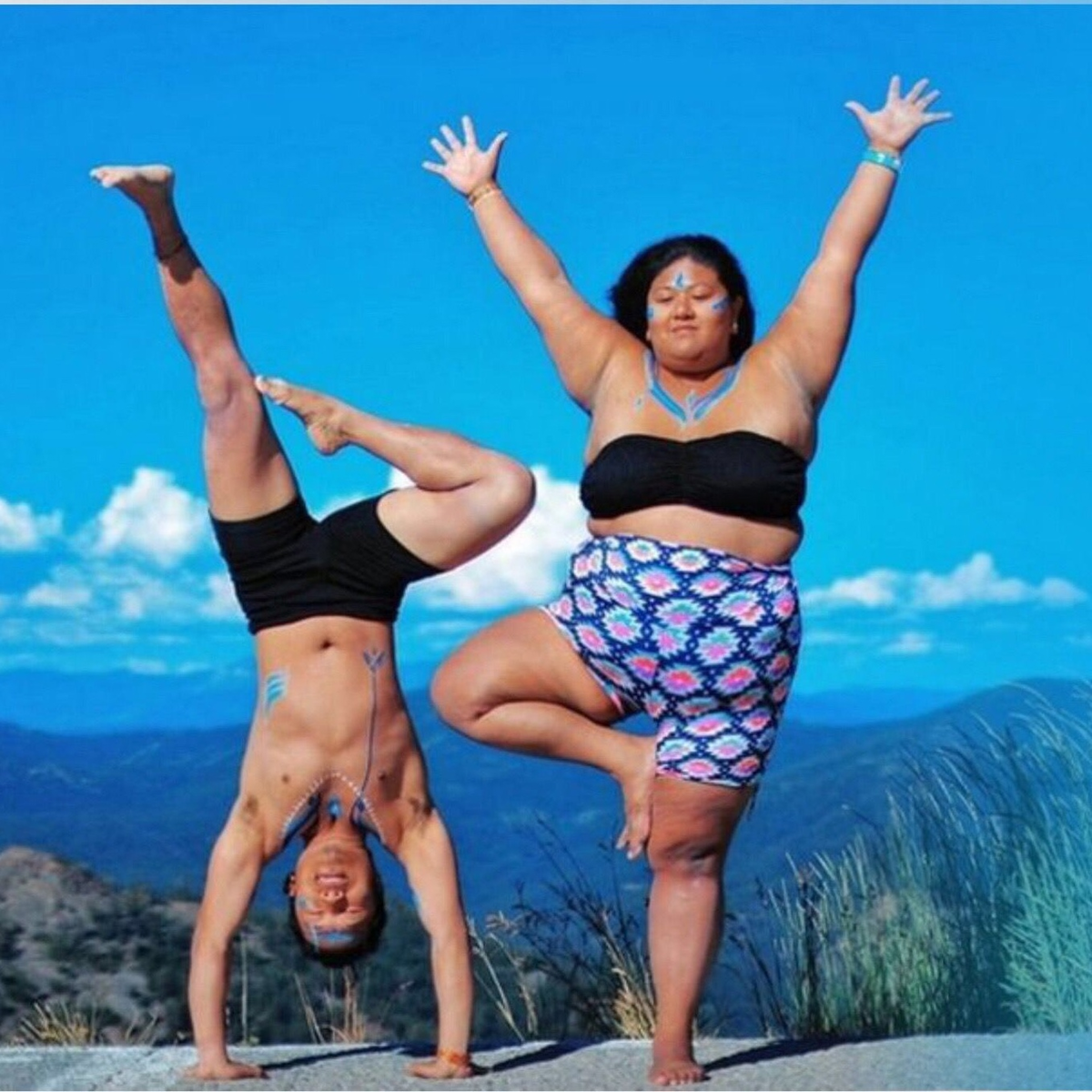 Лучшие позы толстых. Валери Сагун. Смешная йога. Йога фото. Веселые позы.