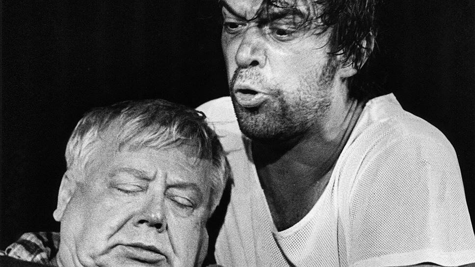    В 1957 году под крышей Школы-студии МХАТ актер и режиссер Олег Ефремов, оказавший значительное влияние на окончательное профессиональное становление Олега Табакова, создал Студию молодых актеров, из которой впоследствии вышел театр «Современник». Как говорил потом Табаков, «Современник» стал «…подтверждением величия Московского Художественного театра... учения Станиславского и Немировича-Данченко о живом актере, живой жизни человеческого духа»    
На фото: актеры Олег Табаков и Владимир Машков (справа) на сцене во время спектакля Фотоархив журнала «Огонёк»