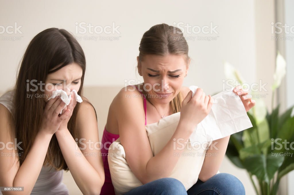 https://www.istockphoto.com/ru/%D1%84%D0%BE%D1%82%D0%BE/%D0%B4%D0%B2%D0%B5-%D0%BC%D0%BE%D0%BB%D0%BE%D0%B4%D1%8B%D0%B5-%D0%BF%D0%BE%D0%B4%D1%80%D1%83%D0%B3%D0%B8-%D0%BF%D0%BB%D0%B0%D1%87%D1%83%D1%82-%D0%B2%D0%BC%D0%B5%D1%81%D1%82%D0%B5-%D0%B4%D0%BE%D0%BC%D0%B0-gm808776508-130955999