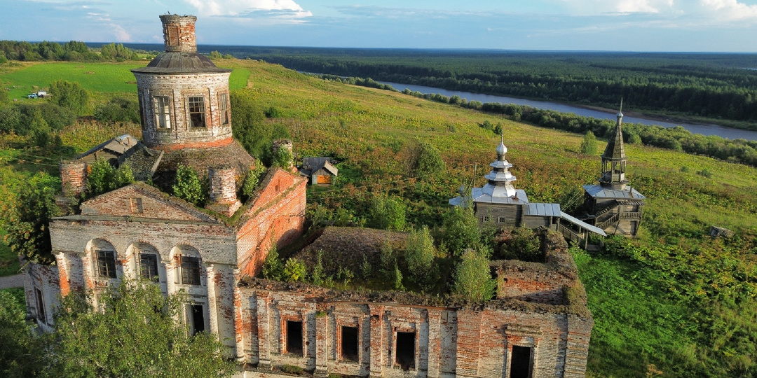 Кирпичная церковь в Вотче
