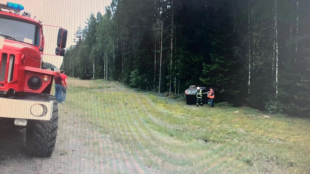     На машине не осталось живого места после ДТП, фотографиями с места происшествия поделились спасатели.