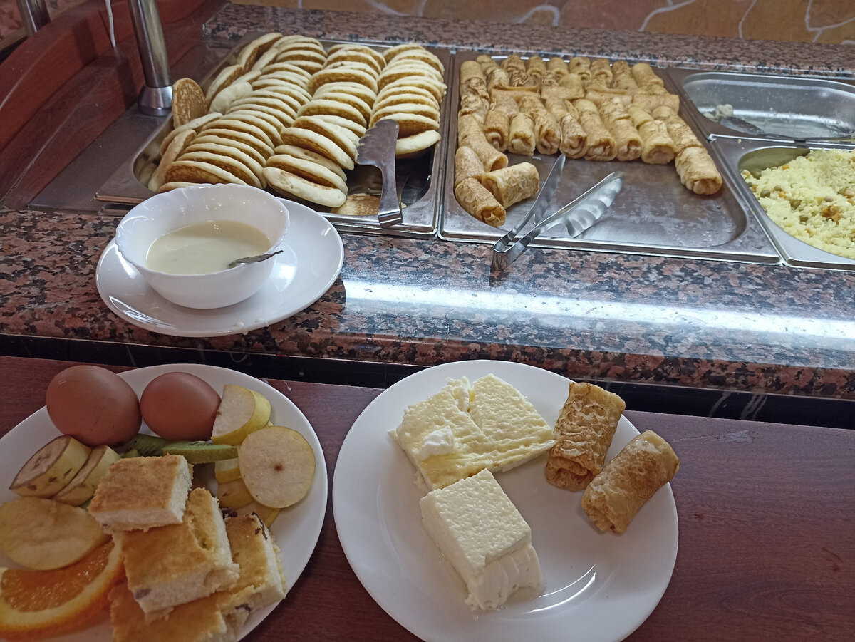 Шведский стол. Ассортимент не меняется, кроме видов молочных каш. 