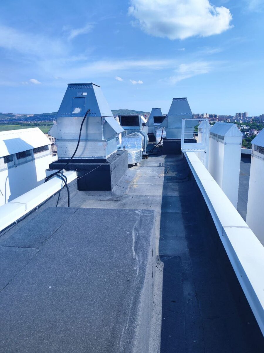 Шахты имеют выход наружу и называются крышными.