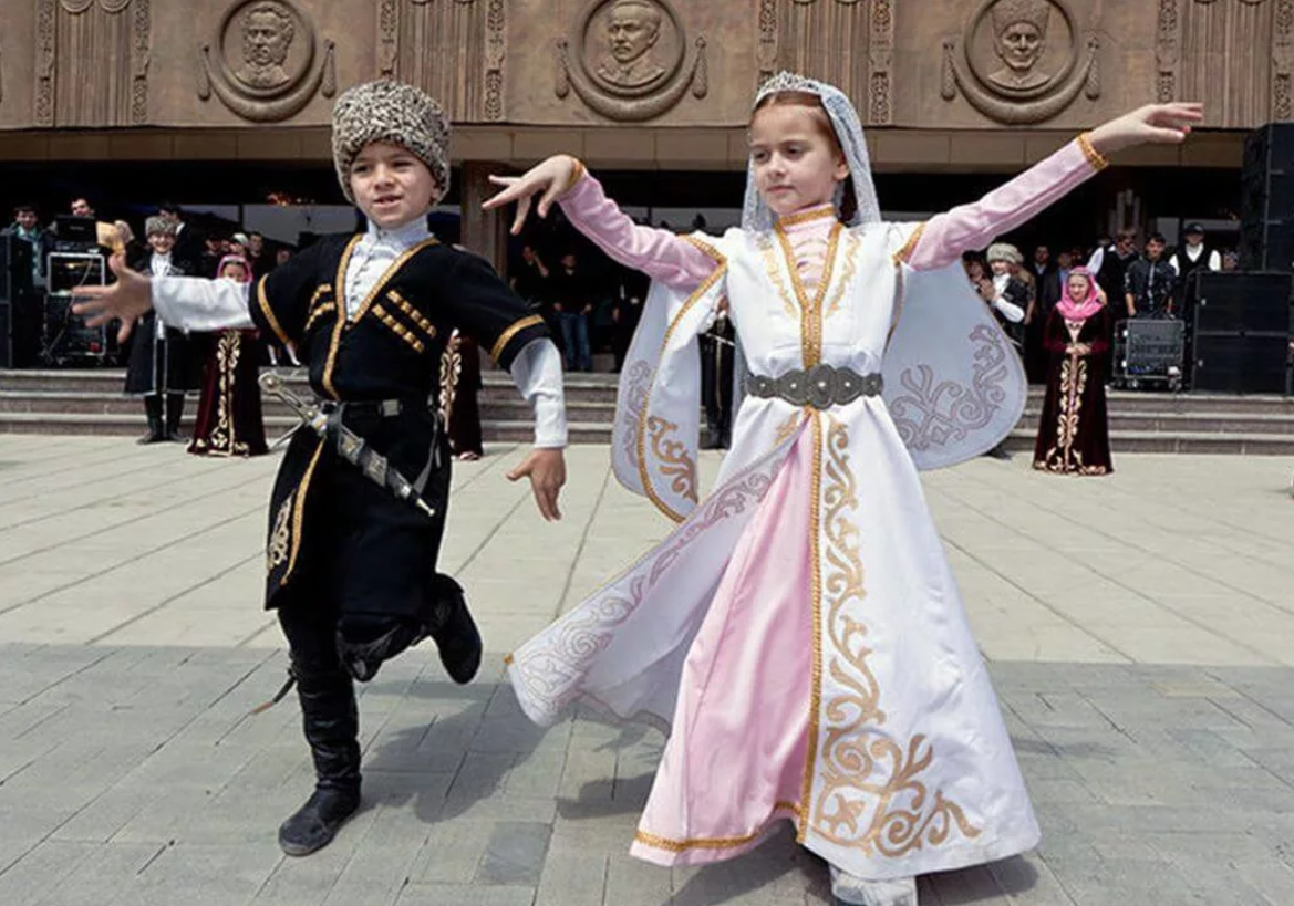 Чечня, лезгинка, национальный костюм