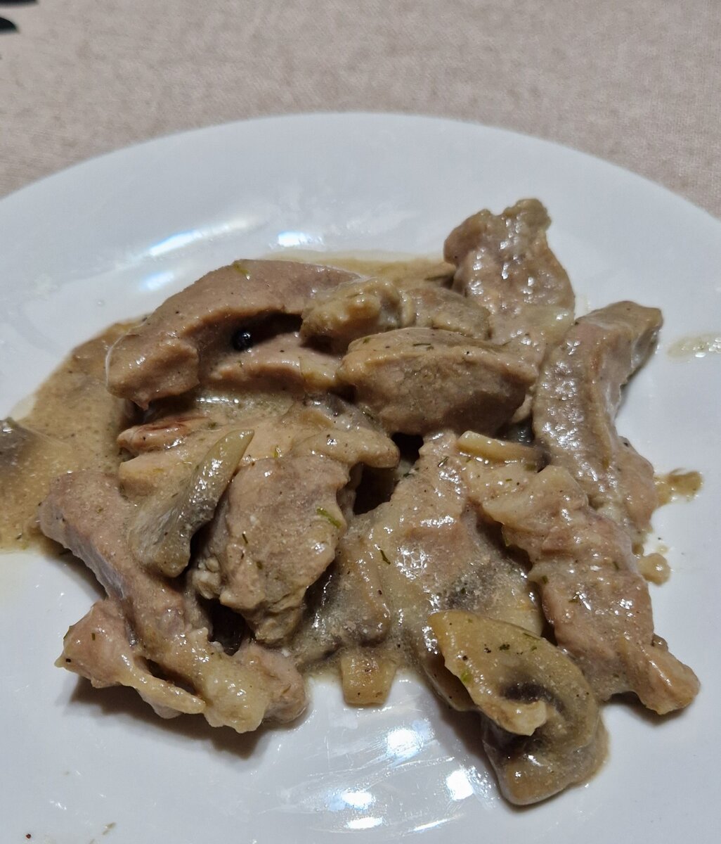 Свинина с грибами в сметане