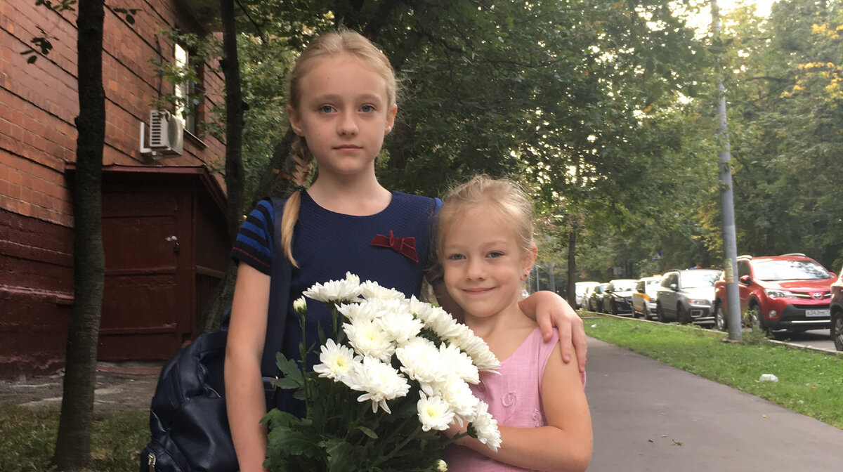 Однажды, когда Оля еще провожала в школу старшую сестру. 01.09.2018. Фото из личного архива.